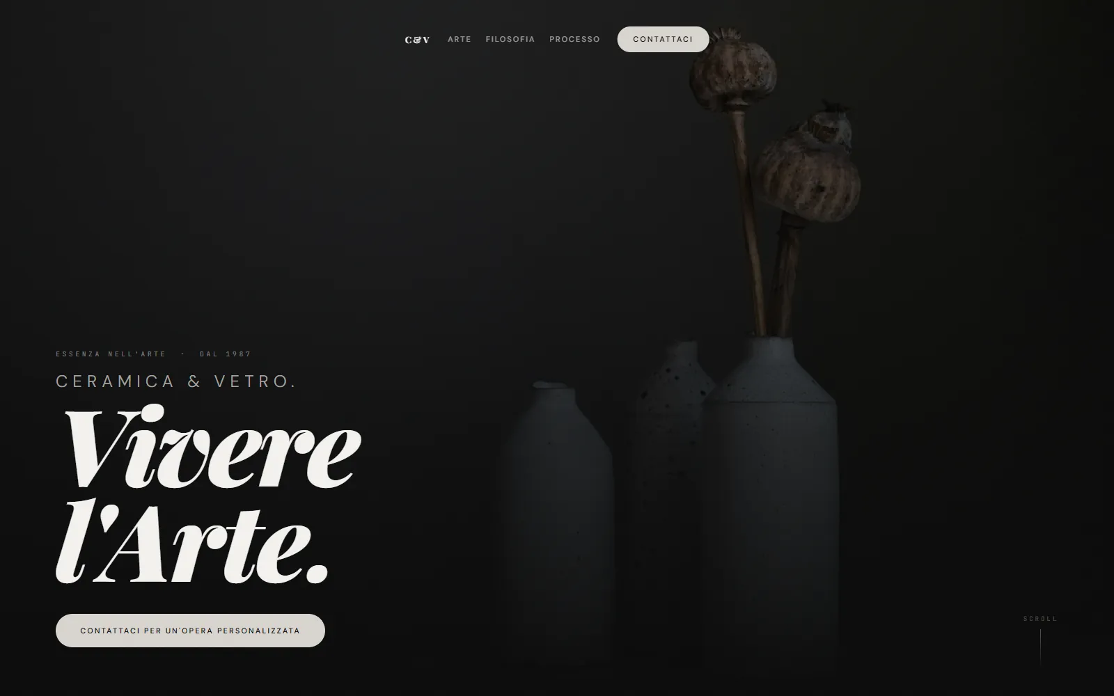 Home di Ceramica & Vetro: vasi in gres su fondo scuro e il titolo “Vivere l’Arte.”