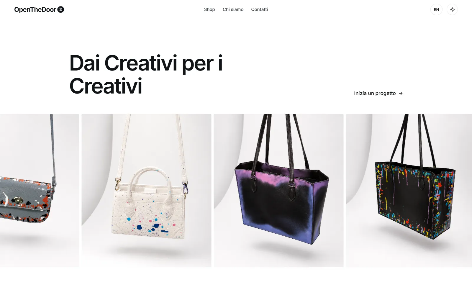 Home di OpenTheDoor Studio: il titolo “Dai Creativi per i Creativi” sopra una fila di borse