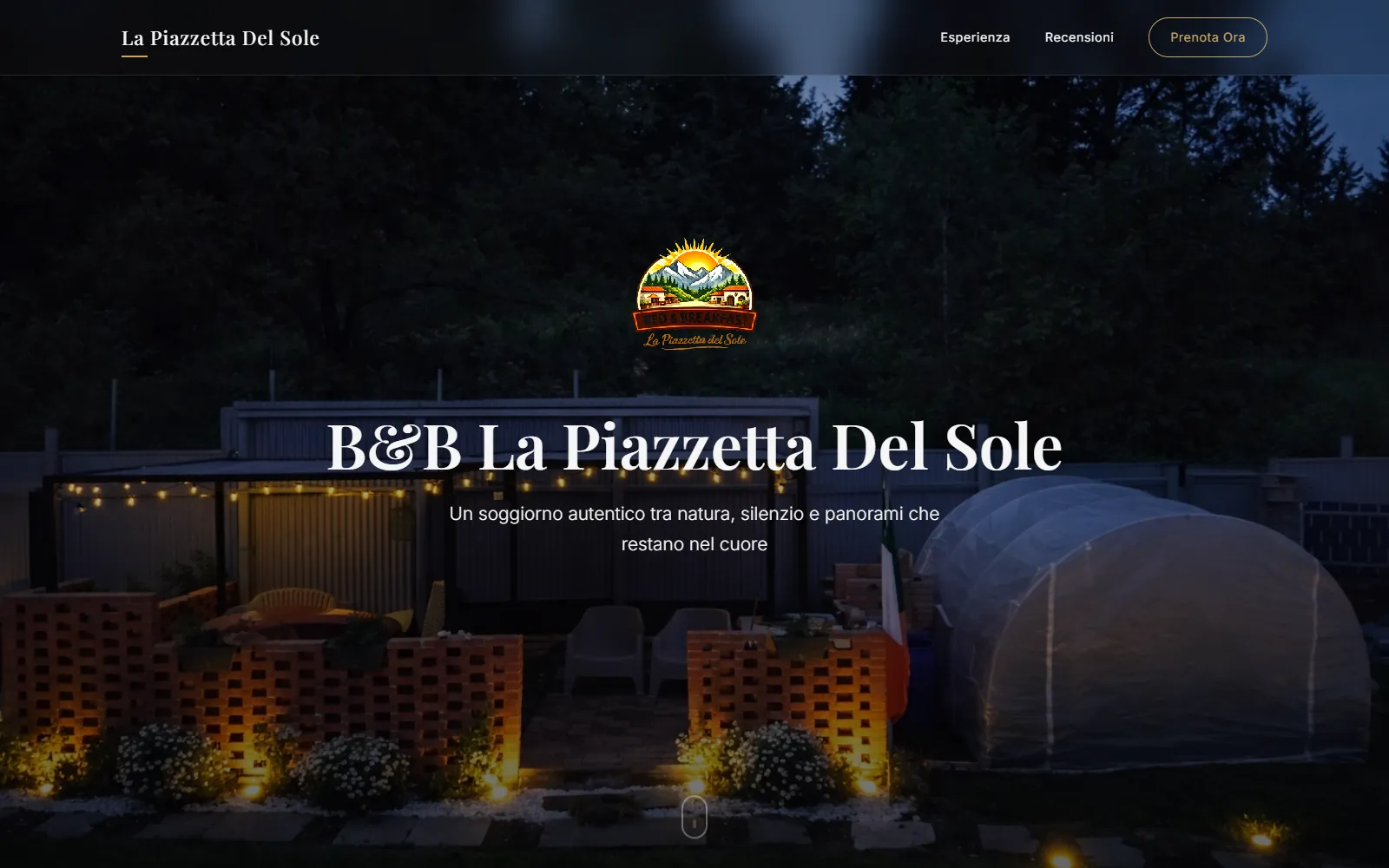 Home del sito del B&B La Piazzetta Del Sole: il giardino illuminato di sera e il logo con le montagne